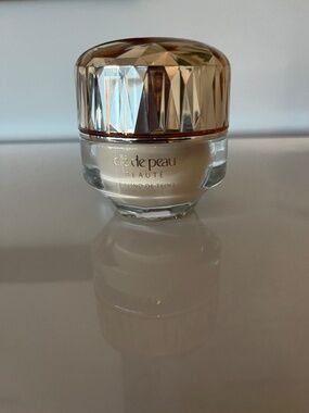 CLE DE PEAU The Foundation O10